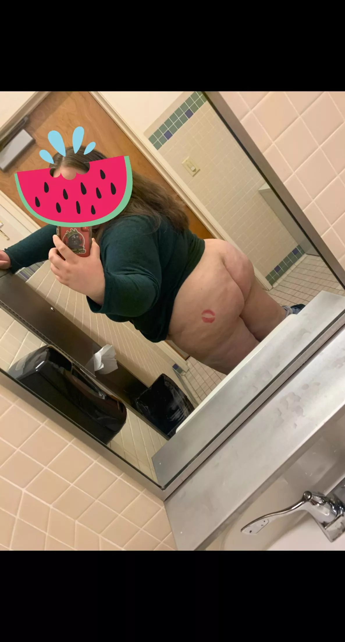 Anybody else like the mirrors in public bathrooms π Anybody else like the mirrors in public bathrooms π