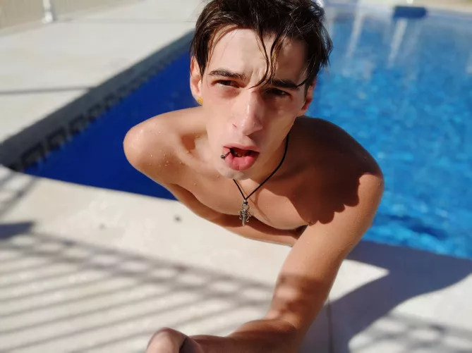 Anybody need a pool boy 😋 Not that I'd be any good but I love prancing about in a speedo...