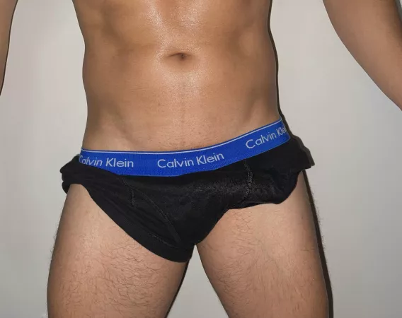 Anybody wanna take off my Calvin’s and get their asshole fucked 😈? Anybody wanna take off my Calvin’s and get their asshole fucked 😈?