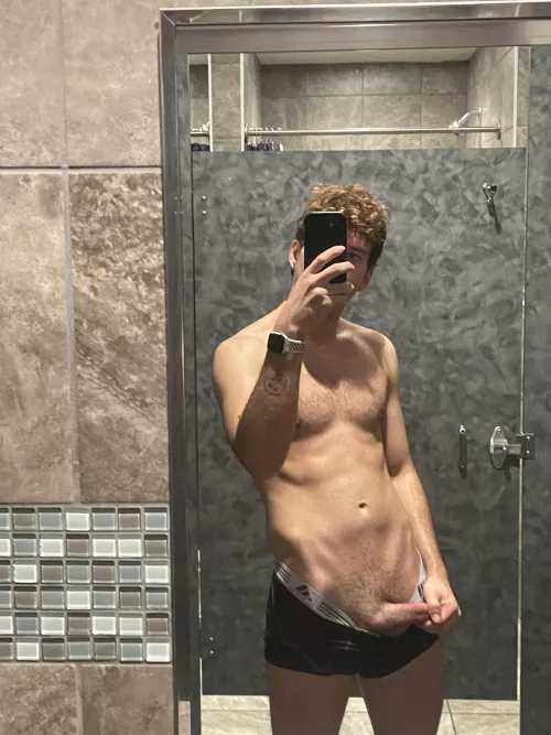 Anybody want to suck me under the stall? ๐คค