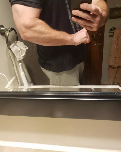 Anyone appreciate some proper forearm 🍖? For reference, I'm 6'4 Anyone appreciate some proper forearm 🍖? For reference, I'm 6'4