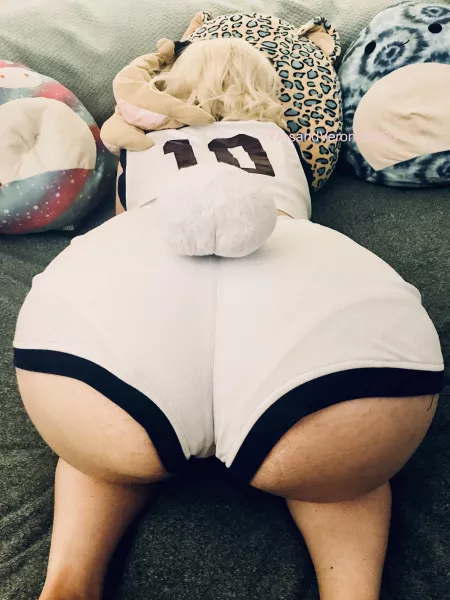 Anyone awake as horny as me? ๐๐