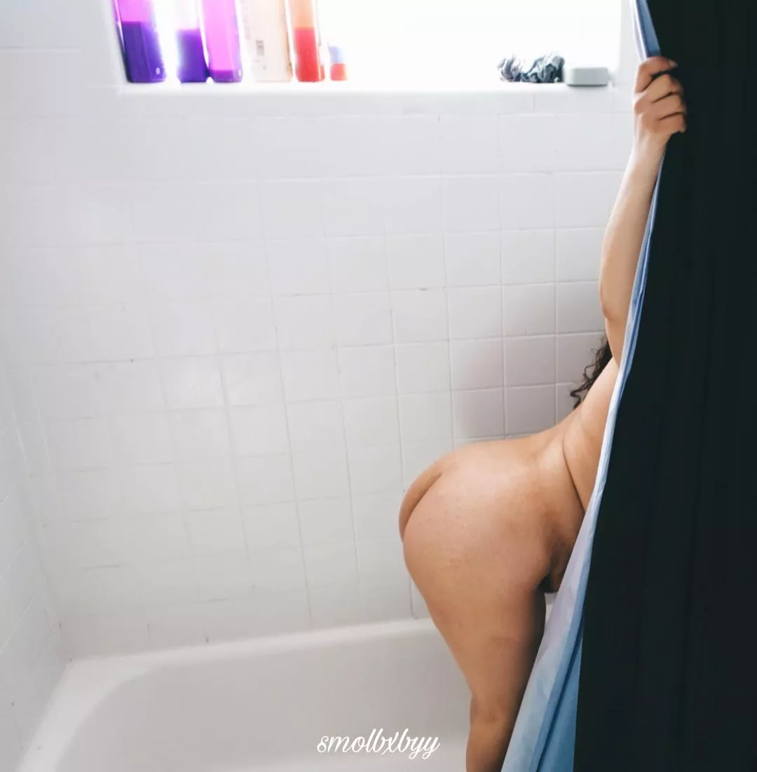 anyone down for some hazy shower sex after the morning bowl? 💦💦😈