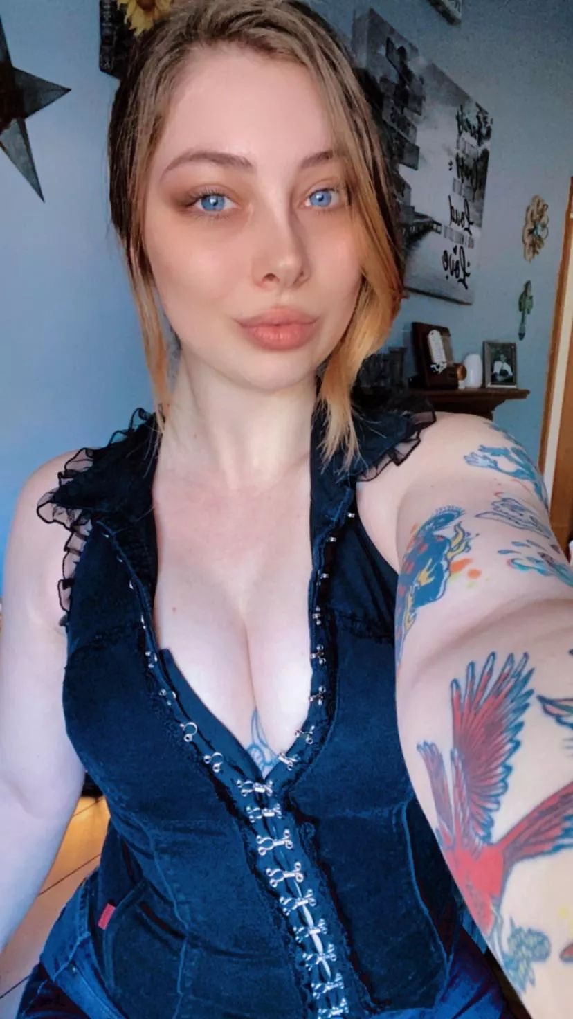 Anyone else enjoy breaking out the 2000โs TRIPP clothes every once in a while? ๐๐ Anyone else enjoy breaking out the 2000โs TRIPP clothes every once in a while? ๐๐