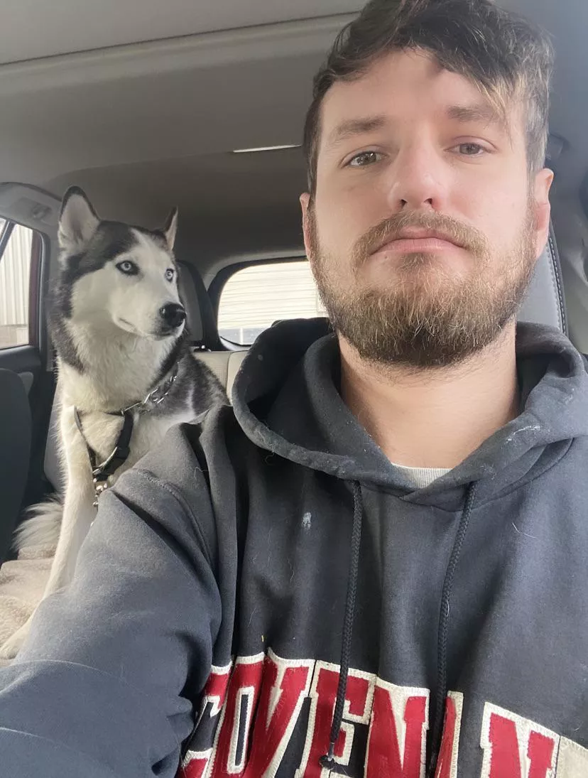 Anyone else get to work and for whatever reason you just sit in your car on your phone for a few minutes because it’s hard to drag yourself through the door? I think these short, dark winter days make me tired 😴