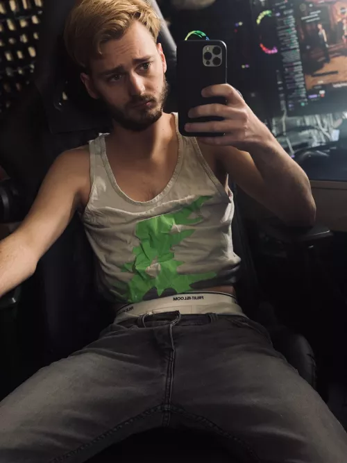 Anyone else love it when they catch another persons waistband hanging outβ¦