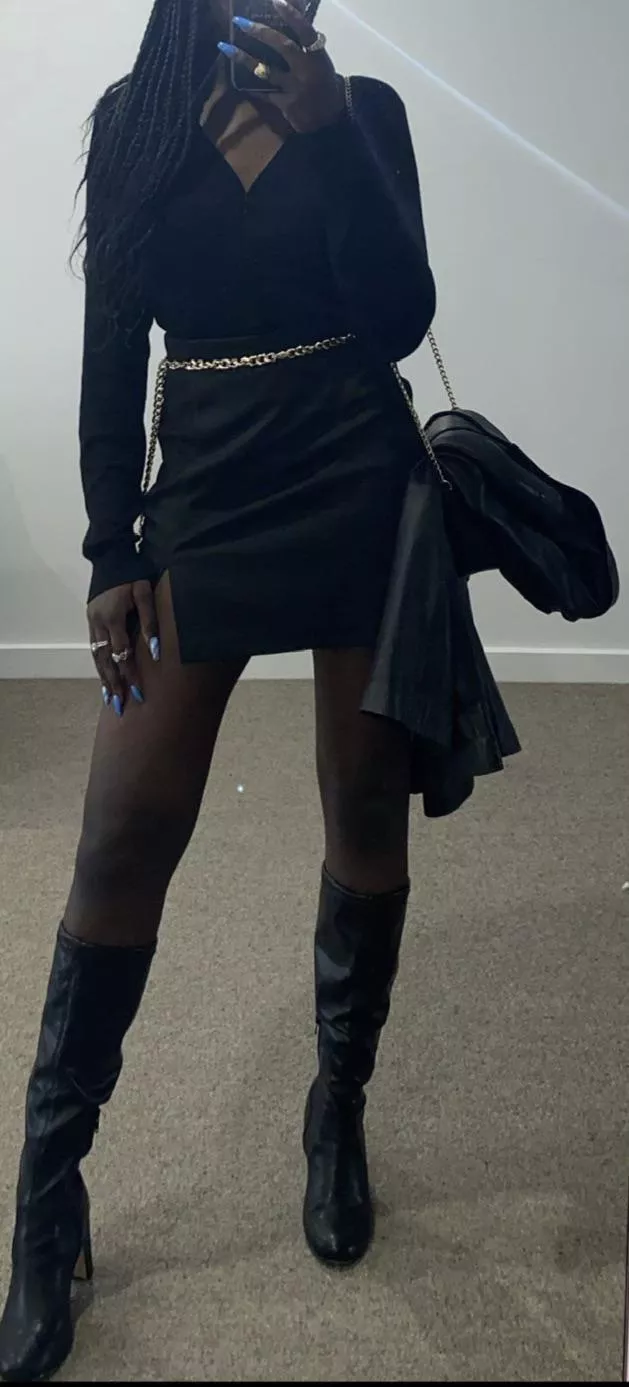 Anyone have 2 screens to cum tribute a hot black girl?
