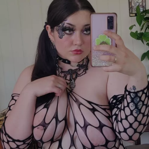 Anyone here like fishnets ๐คญ๐ค