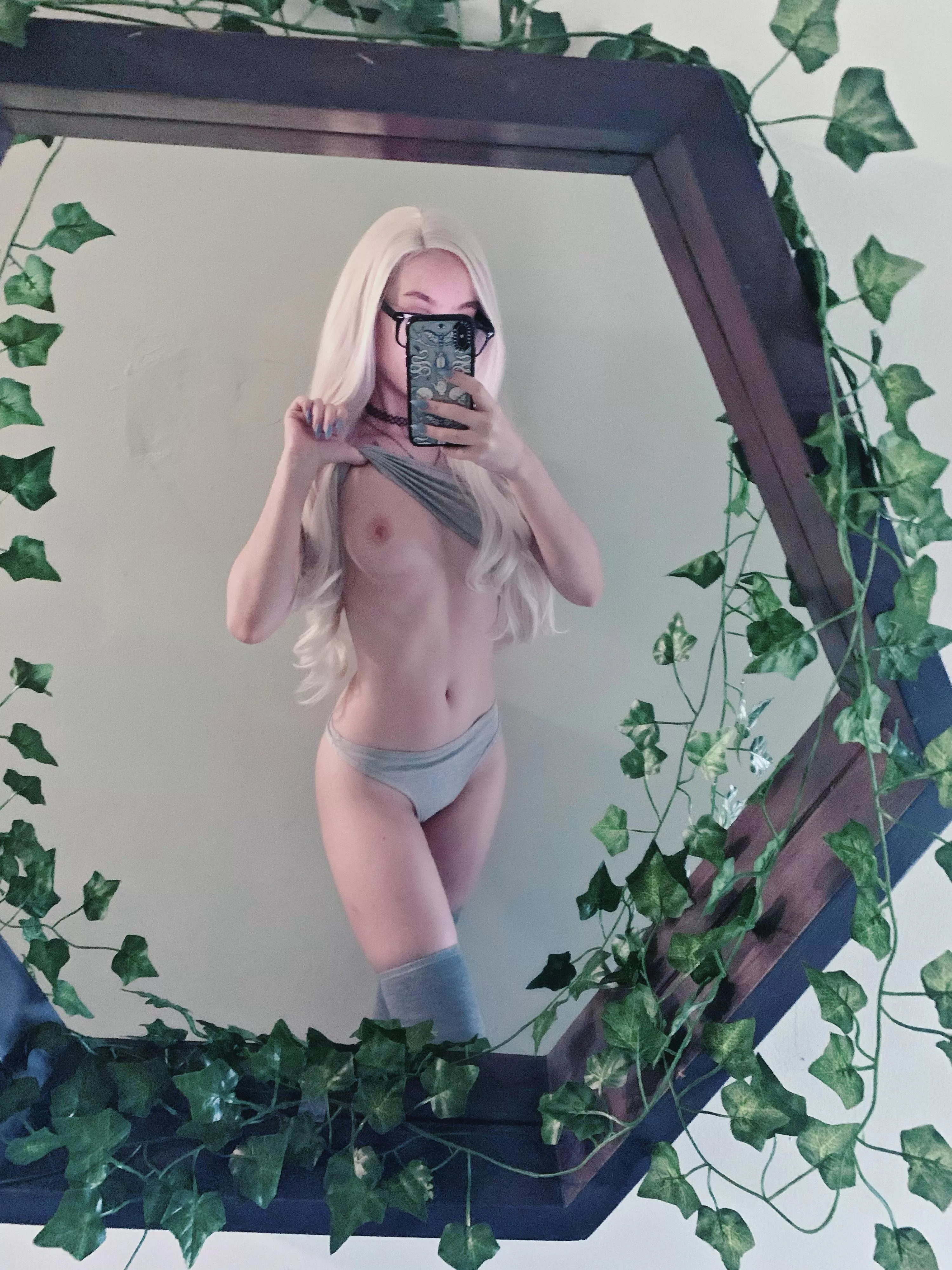 anyone here like petite girls? 🤍 anyone here like petite girls? 🤍