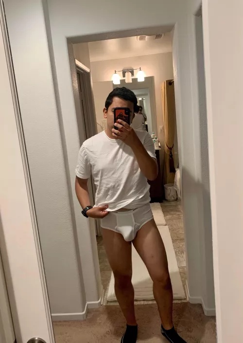 Anyone here like white briefs? I think they’re sexy on a guy.