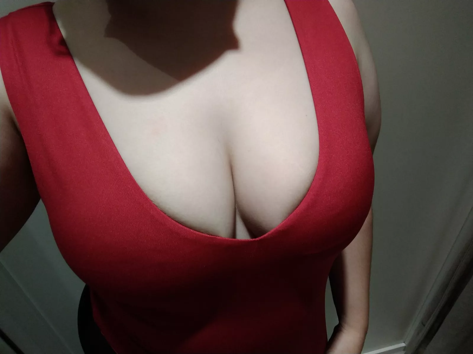 Anyone here likes boobs and tight red dresses? 😁 [20 F]