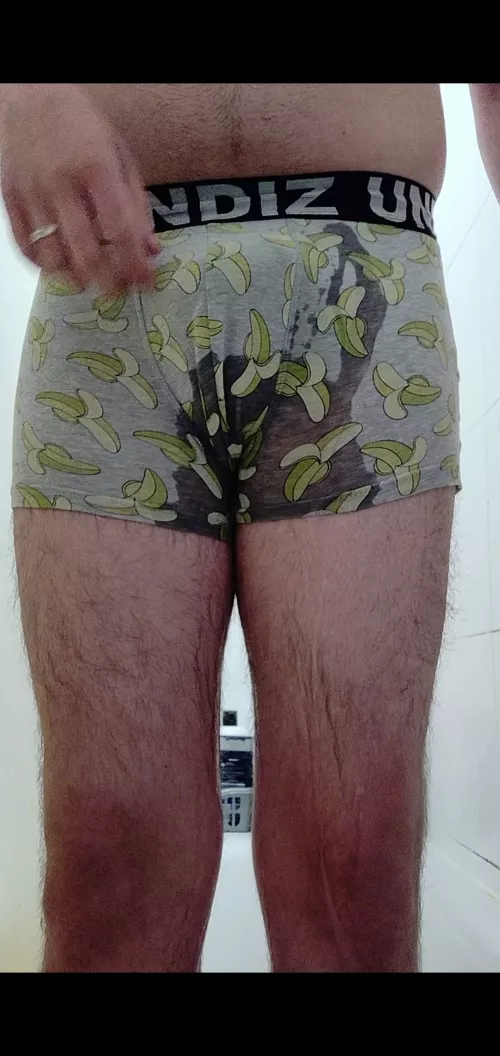 anyone into piss or wetting 🤭