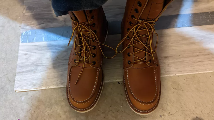 anyone know why only one boot will lace up nicely without folds? no matter how i try, the right one will crease.. (does this even matter? im worried about pinch points)