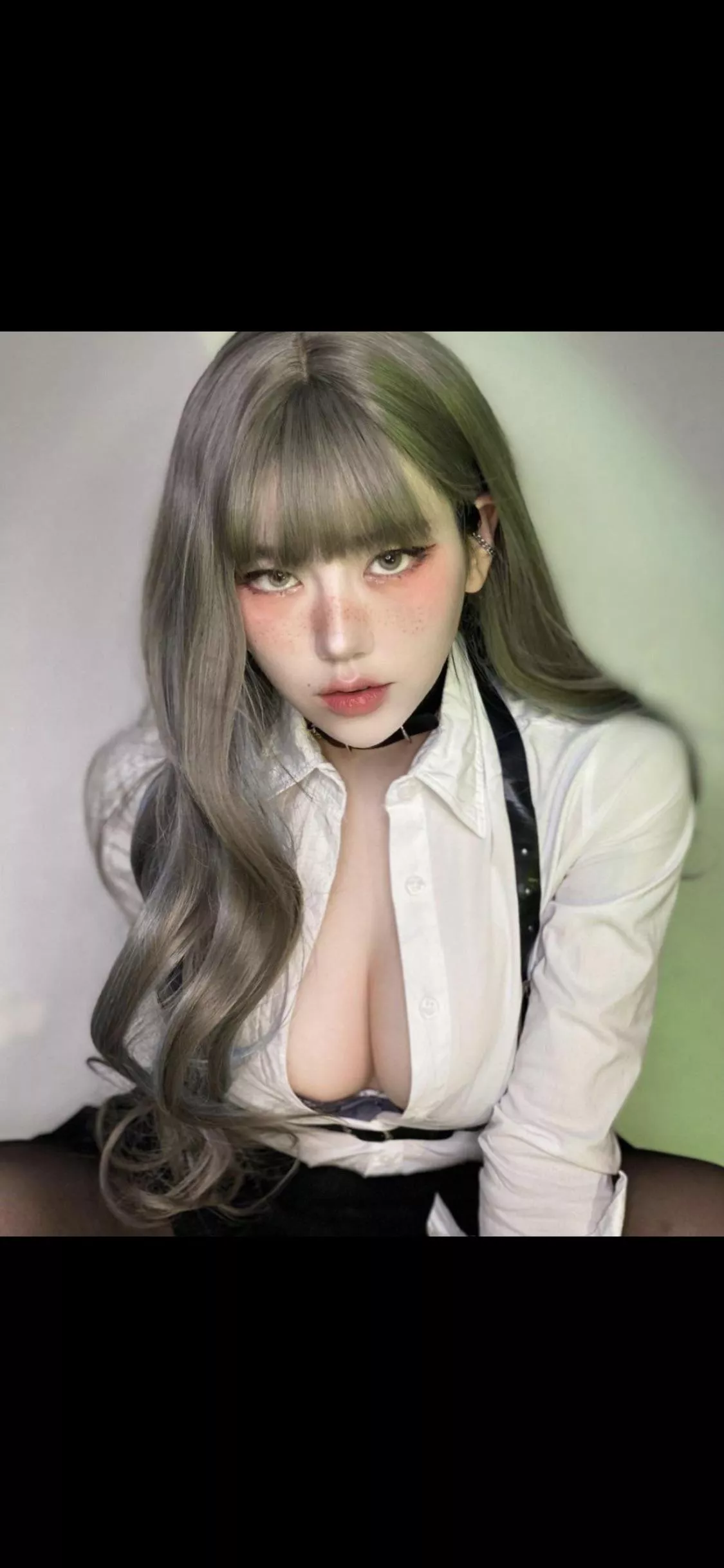 Anyone knows her? Anyone knows her?