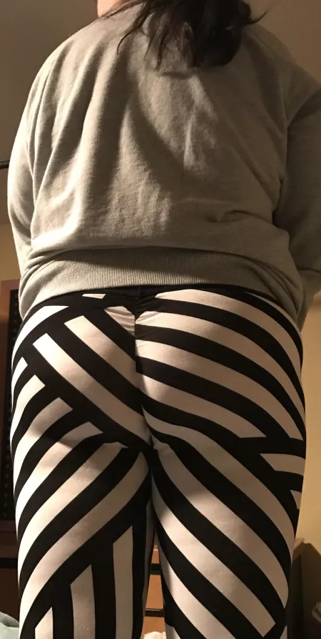 Anyone like the scrunched butt look as much as we do Anyone like the scrunched butt look as much as we do