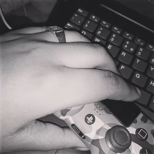 Anyone play apex legends or dead by daylight? (M21)