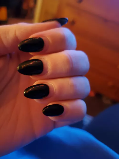 Anyone wana pay for my nails to get redone for valentine's day? 🥰pwwease please pm me
