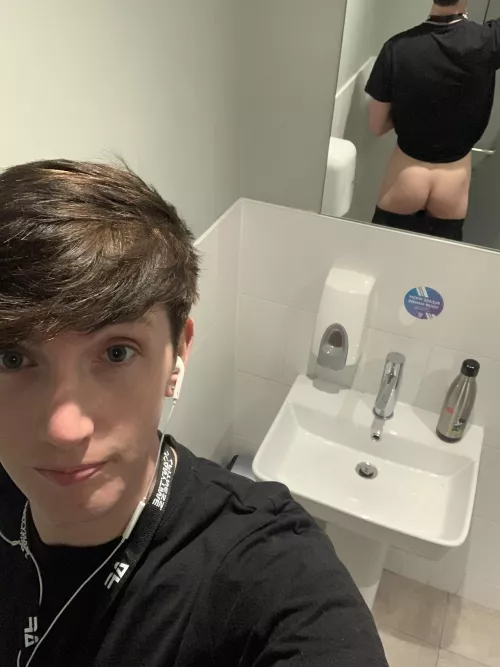 Anyone wanna drop in load in me in the locker room?