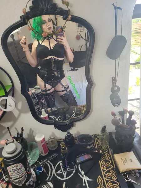 Anyone wanna help me with all these straps 🥺👉👈💚