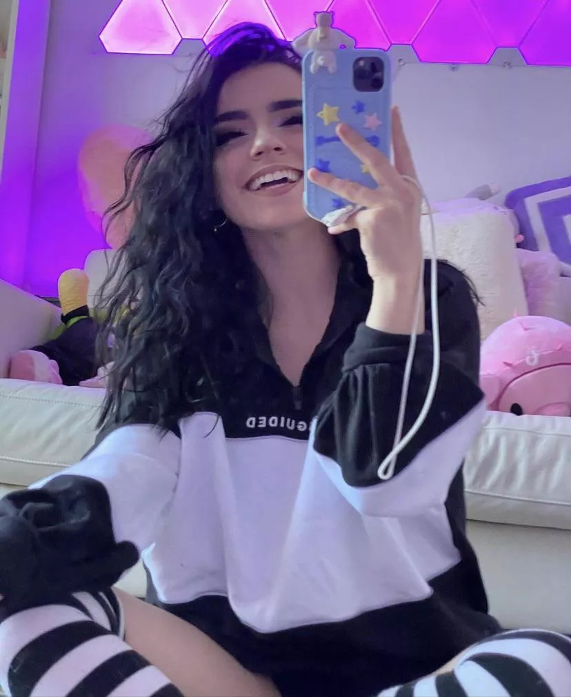 Anyone wanna jerk off to Avivasofia with me?