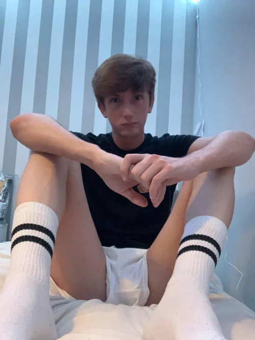 anyone wanna play a soccer game with me? Winner bottoms first 😜