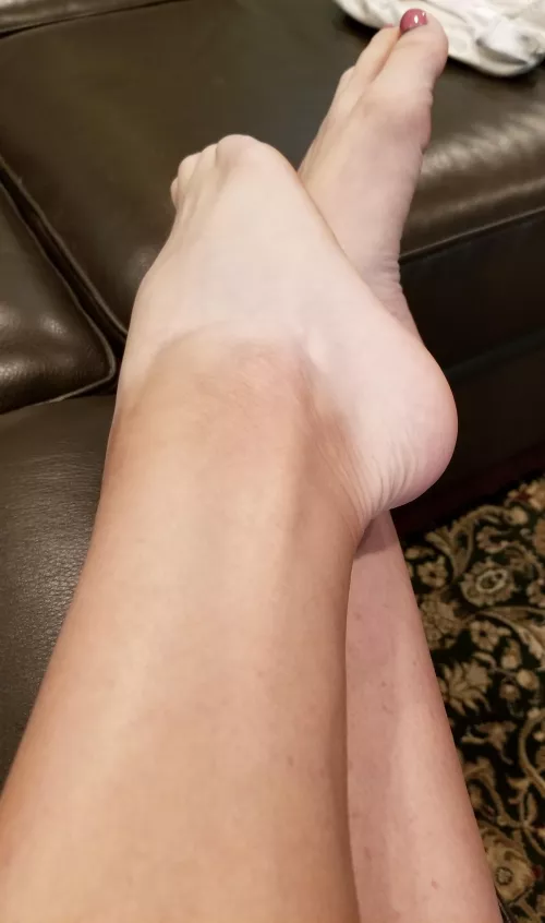 Anyone wanna run their tongue over the softest heal you've ever felt? Excuse the tan lines on my ankles, walking in socks and sneakers gives you tan lines... and sweaty feetsies!! Anyone wanna run their tongue over the softest heal you've ever felt? Excuse the tan lines on my ankles, walking in socks and sneakers gives you tan lines... and sweaty feetsies!!