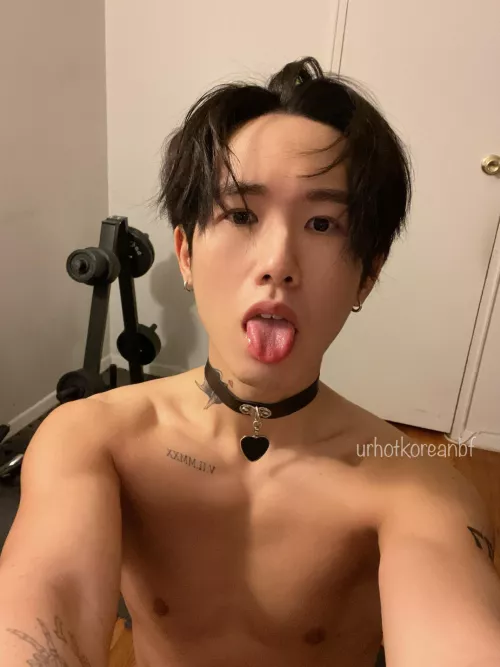 Anyone wanna taste my tongue? Or you wanna do something else with it..? 😳