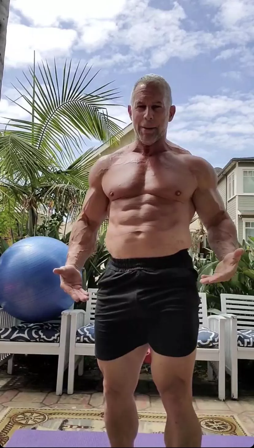 Anyone wanna workout with daddy? Anyone wanna workout with daddy?