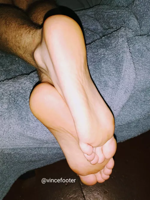 Anyone wanna worship these soles? 👣
