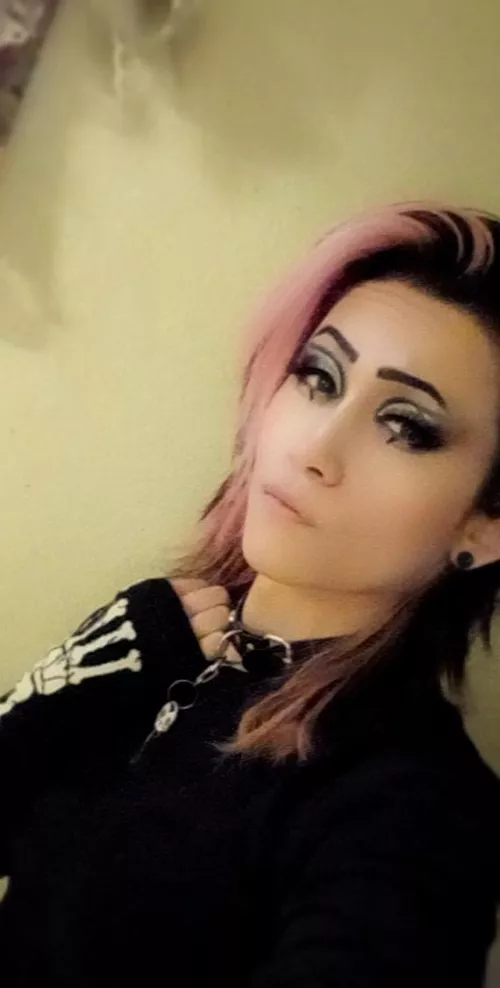 Anyone want a pet e-girl goth femboy? I require daily cuddles n headpats 😂🤣💗 Anyone want a pet e-girl goth femboy? I require daily cuddles n headpats 😂🤣💗