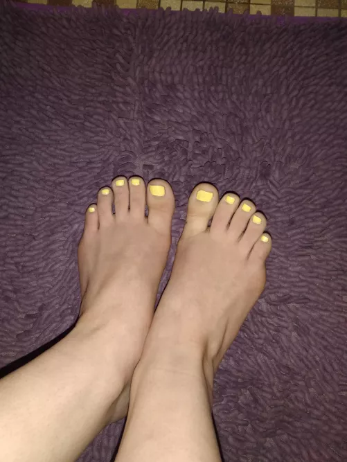 Anyone want some pictures of my cute feet today? ?