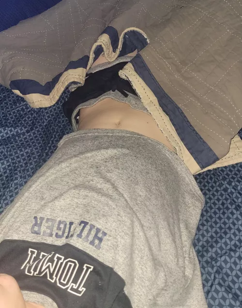 Anyone want to come over here lay down and snuggle with me and fall asleep🥺 pwese