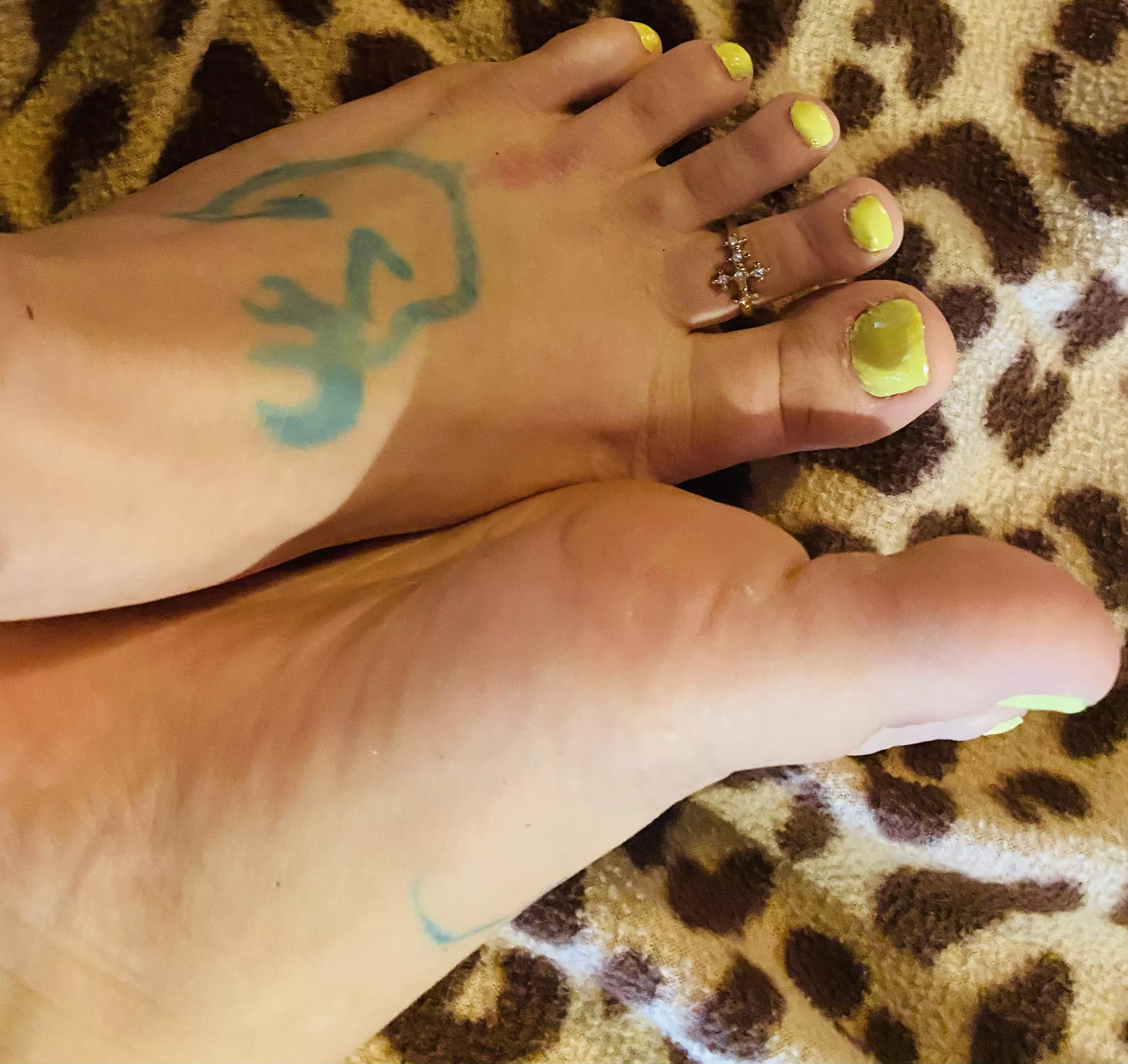 Anyone want to cover my pedi this weekend ???😊👅😍😈