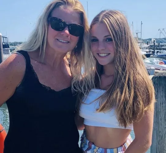 Anyone want to text my mom or sis? She's 45 and my sis just turned 18 a few days ago. They are both taken but if someone wants to message them anyways go ahead