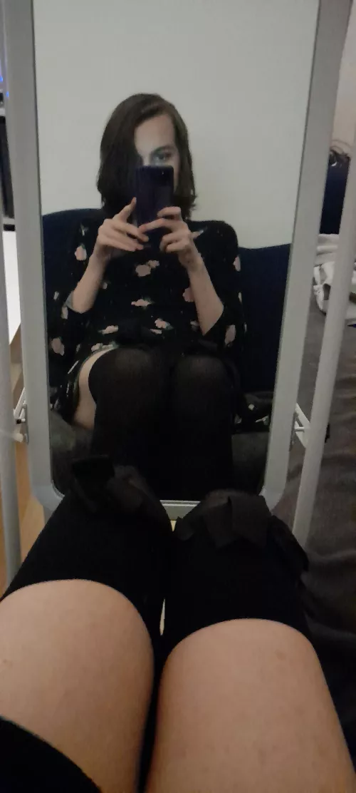 Anyone wants to fall asleep on my thighs? :3