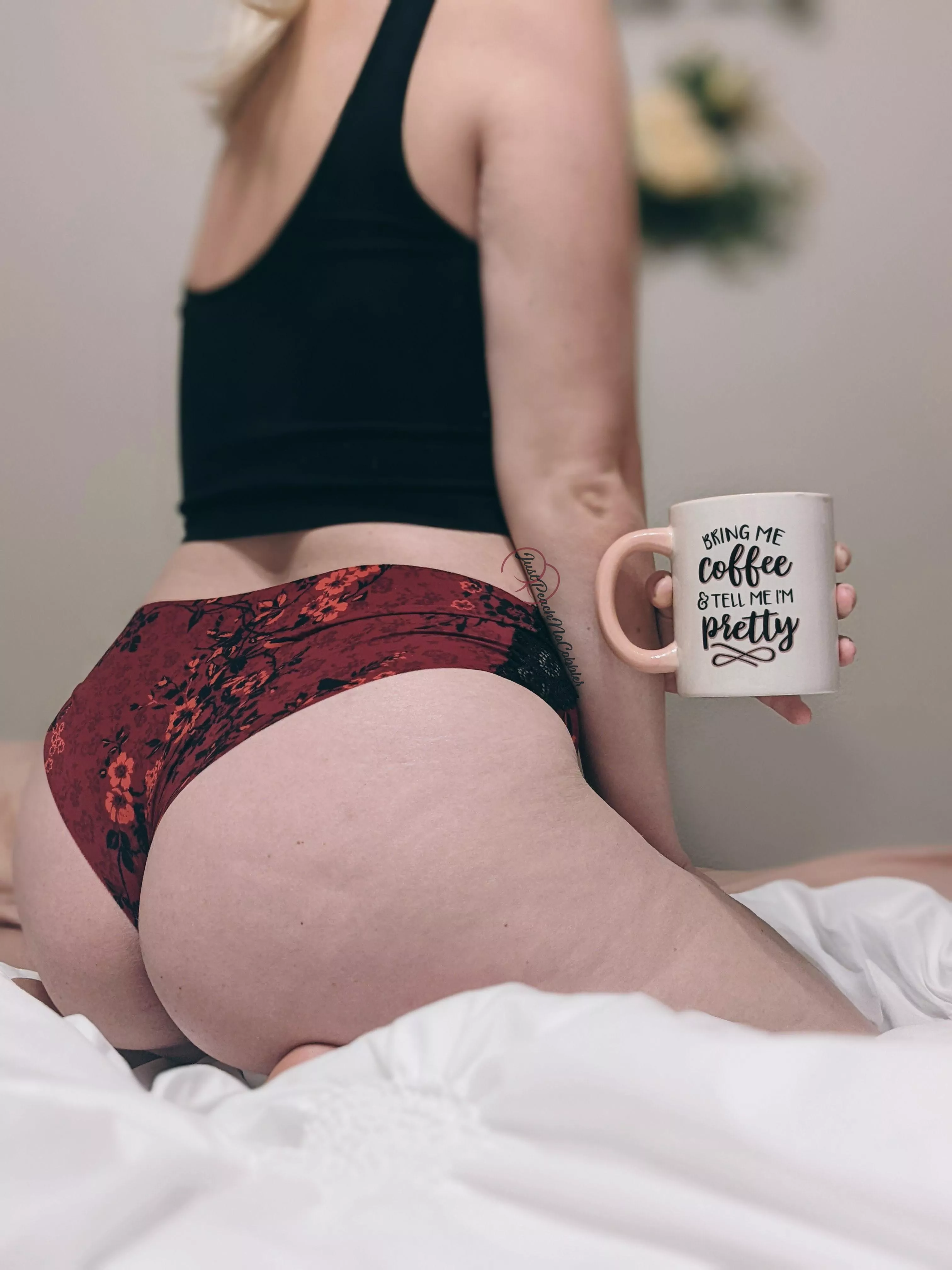 Apparently I really like this mug...and sharing photos of my 🍑 with all of you. 😅 Happy Sunday!
