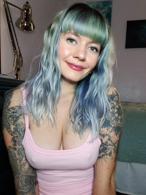 Are bras mandatory at work? š¤