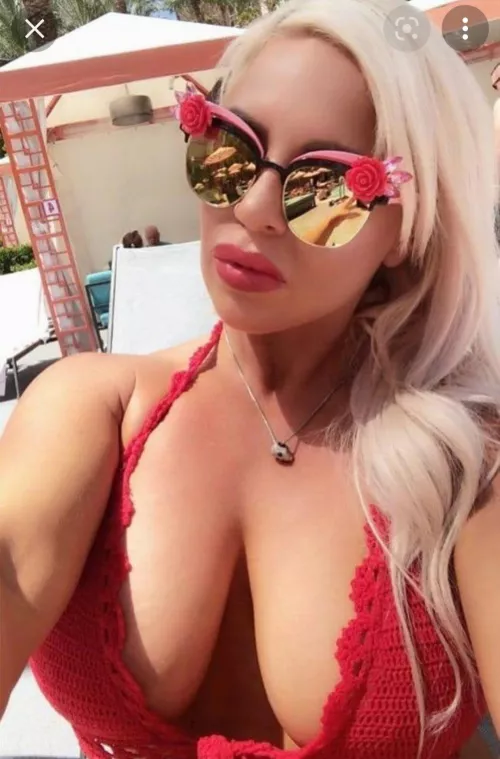 Are DDanas boobs bigger than her head?? Serious question π