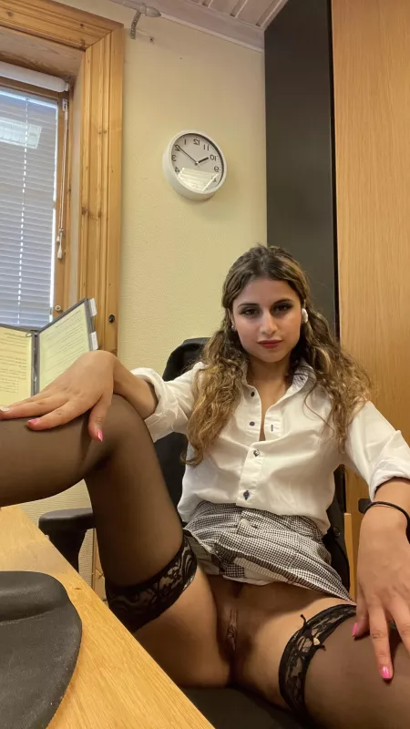 Are flashing pussy staff are welcome to be your co workers? I only wish you could touch and feel how wet and so soft is Boss ππ₯π¦