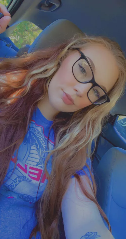 Are fully clothed selfieβs acceptable here? π