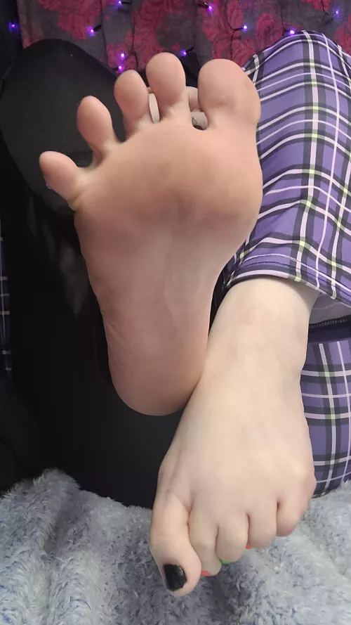 Are you a top of the toes or soles person? 😋 Are you a top of the toes or soles person? 😋