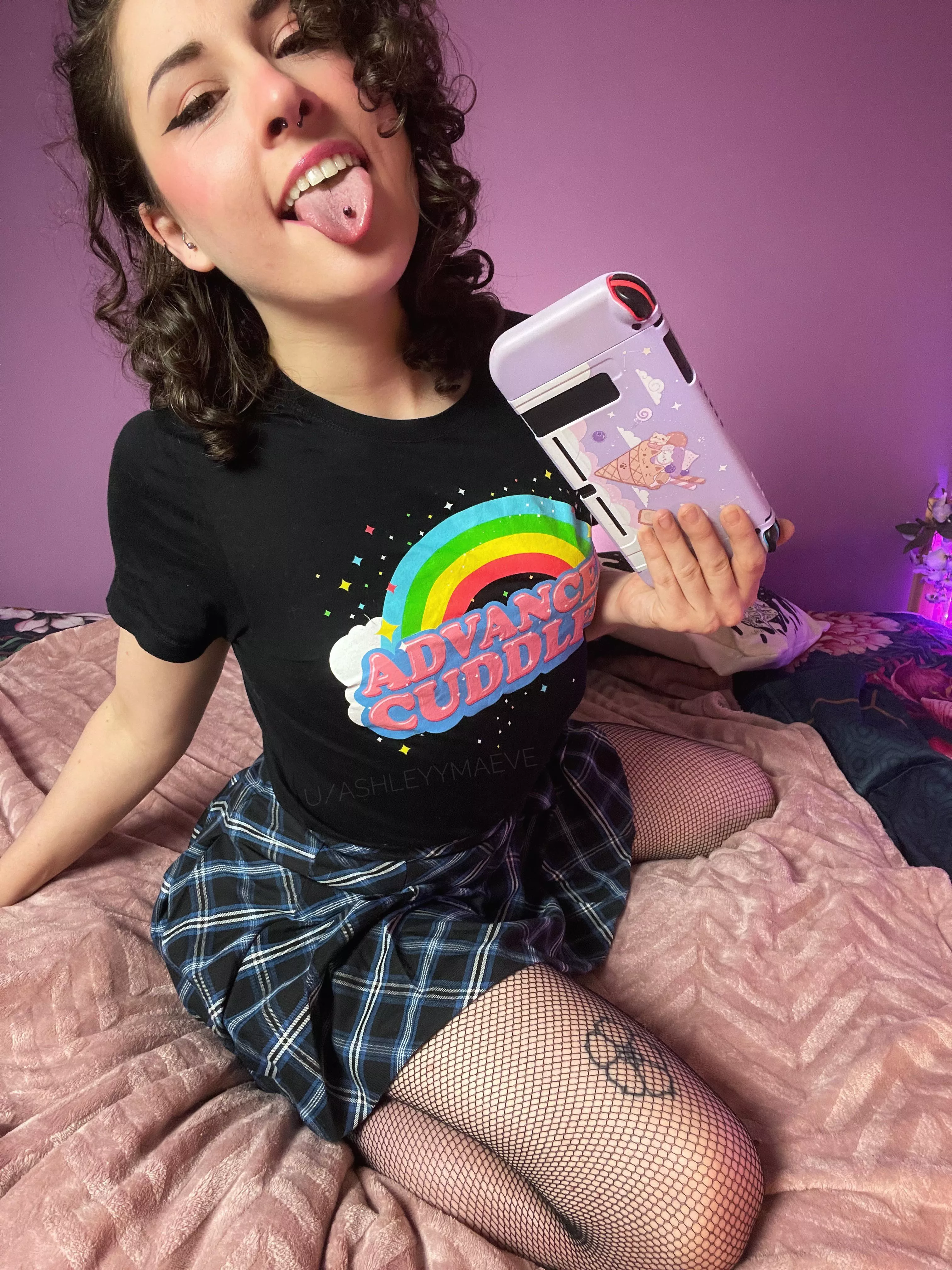 Are you into nerdy girls with tattoos and piercings? 💜