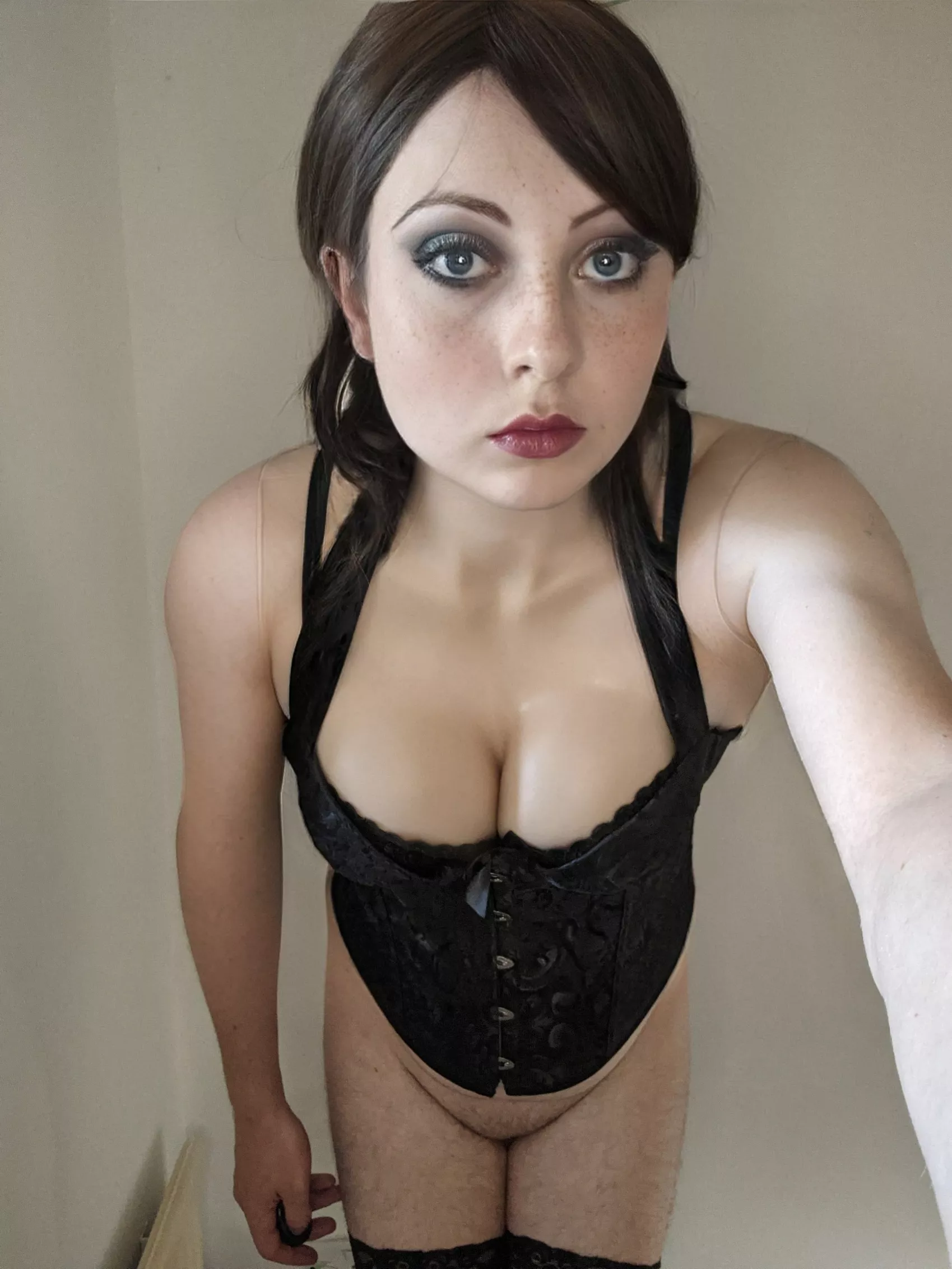 Are you into slutty goth's? 🙈 😈 Are you into slutty goth's? 🙈 😈