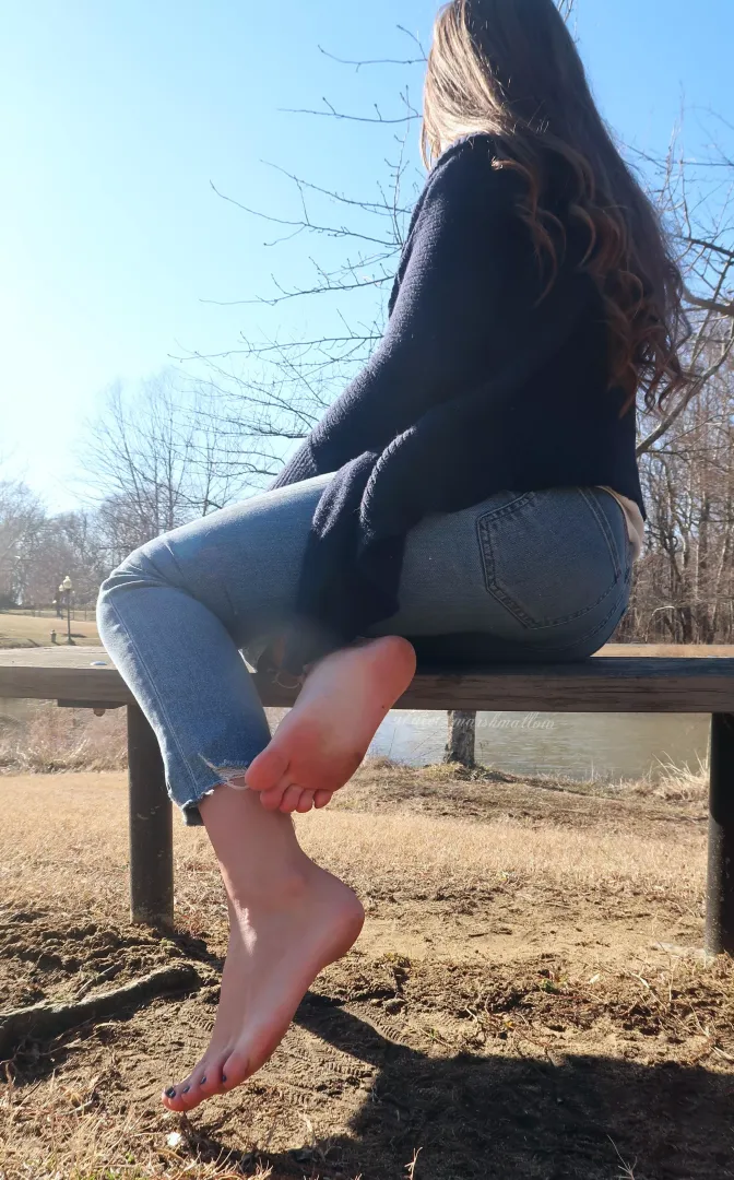 Are you up for some outdoor foot worship?