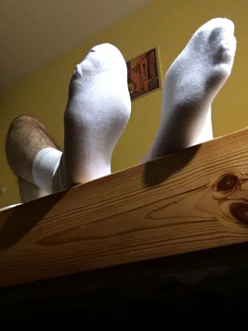 Are you worthy to massage my feet ?