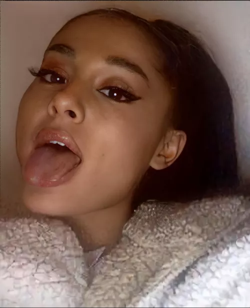 Ariana Grande’s mouth looks so inviting Ariana Grande’s mouth looks so inviting