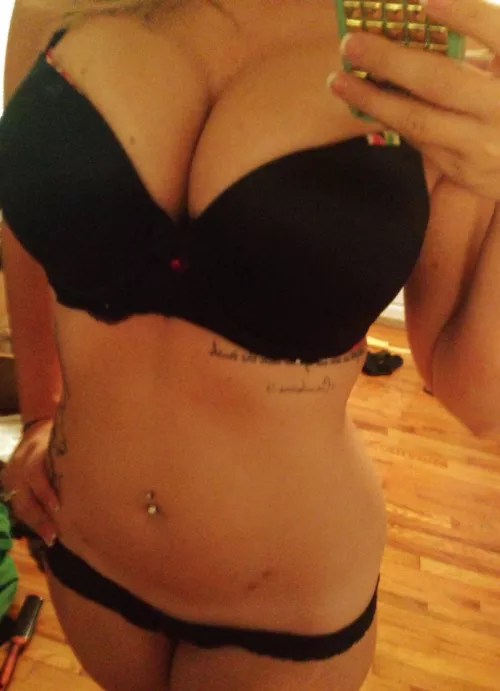 Arrow up if you like her tits