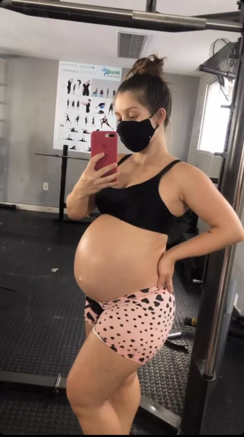 At the gym again babes. Love showing off the belly. What do you think? π₯΅ππ₯°ππ€°π»π€°π»