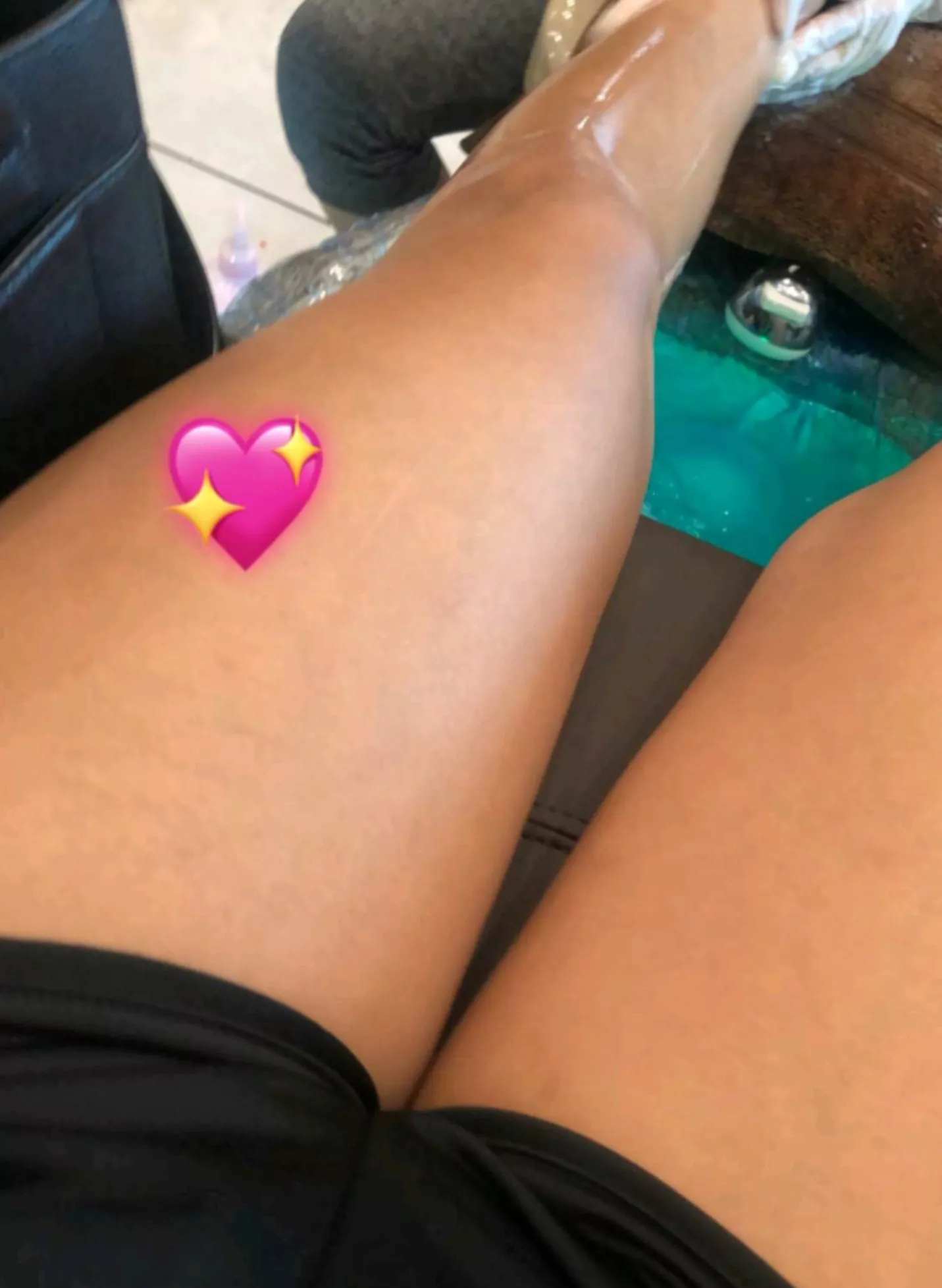 At the salon right now and thought my thighs look thick, what do you think? At the salon right now and thought my thighs look thick, what do you think?