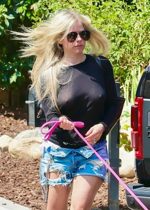 Avril Lavigne giving a pretty nice view Avril Lavigne giving a pretty nice view